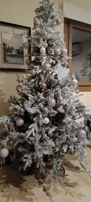 Árbol de Navidad con adornos