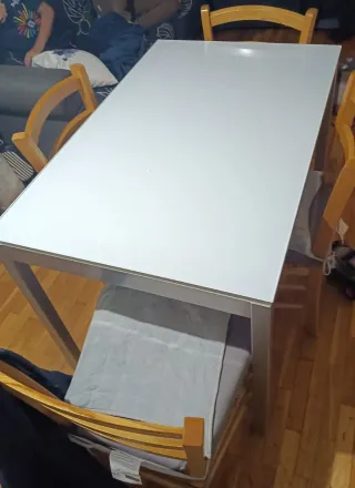 Mesa y 4 Sillas Comedor