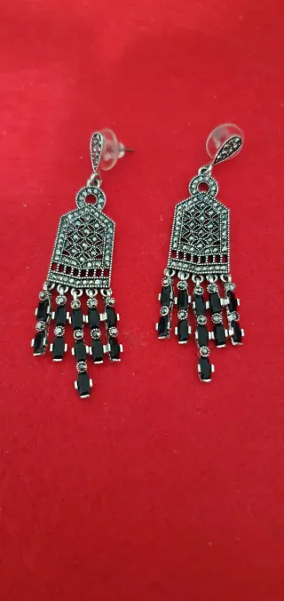 Pendientes largos plateados con detalles negros