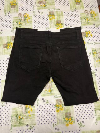 Jeans neri slim fit strappati