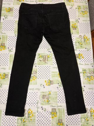 Jeans neri slim fit strappati