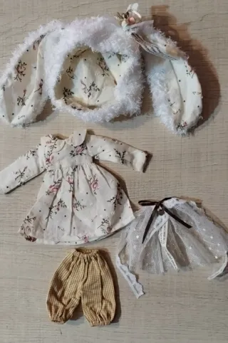 Conjunto Blythe floral con orejas