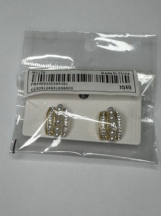 Pendientes dorados con perlas y brillantes