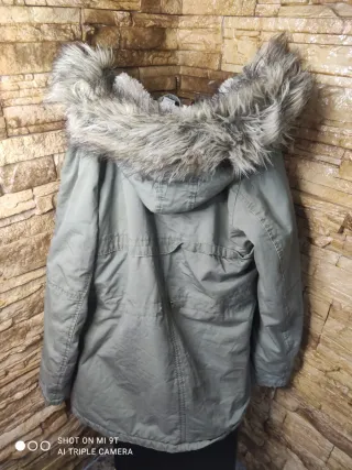 Chaqueta parka verde con capucha
