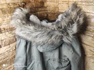 Chaqueta parka verde con capucha