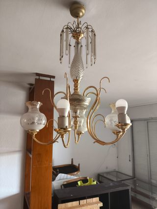 Lámpara de comedor dorada y cristal