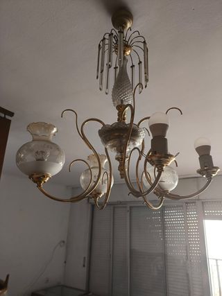 Lámpara de comedor dorada y cristal