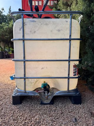 Depósito agua 500L con jaula metálica