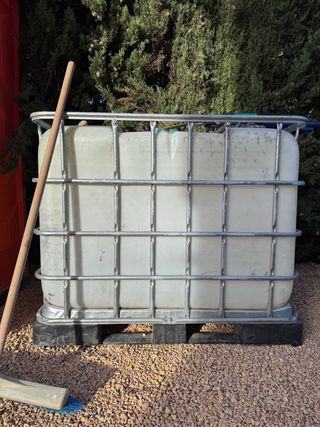 Depósito agua 500L con jaula metálica