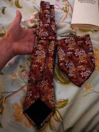 Corbata, pasador y pañuelo seda nuevos