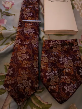 Corbata, pasador y pañuelo seda nuevos