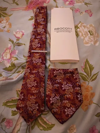 Corbata, pasador y pañuelo seda nuevos