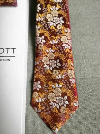 Corbata, pasador y pañuelo seda nuevos