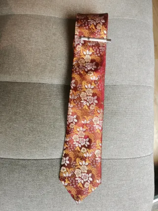 Corbata, pasador y pañuelo seda nuevos