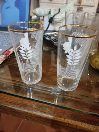 Vecchi bicchieri serigrafati con bordo dorato