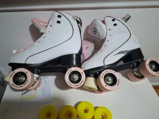 Patines de 4 ruedas blancos y rosas