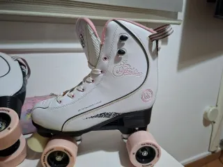 Patines de 4 ruedas blancos y rosas