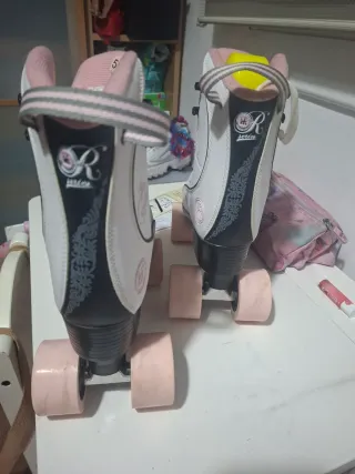 Patines de 4 ruedas blancos y rosas