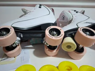Patines de 4 ruedas blancos y rosas