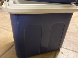 Nevera portátil azul y blanca