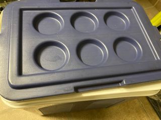 Nevera portátil azul y blanca