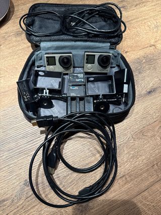 2 GoPro Hero 4 con pantalla táctil y accesorios