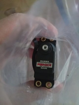Servos Sanwa PGS-CXII SXR MONTADOS EN COCHE EXPOSI