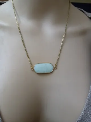 Collana con amazzonite naturale e dettagli oro