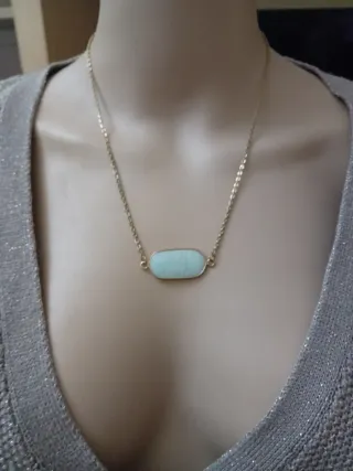 Collana con amazzonite naturale e dettagli oro