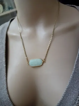 Collana con amazzonite naturale e dettagli oro