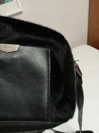 Bolso  Negro Pelo y Piel Es muy bonito