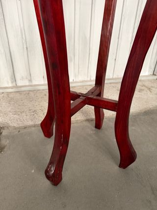 Mesita de madera tallada con marmol