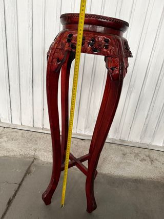 Mesita de madera tallada con marmol