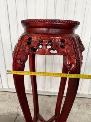 Mesita de madera tallada con marmol