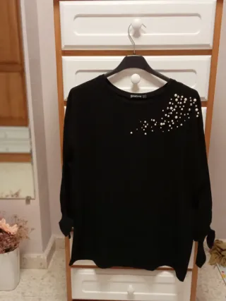 Blusa Stradivarius negra con perlas