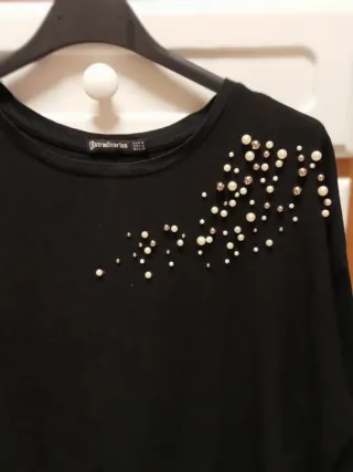 Blusa Stradivarius negra con perlas
