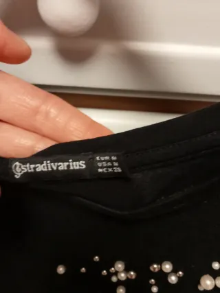 Blusa Stradivarius negra con perlas