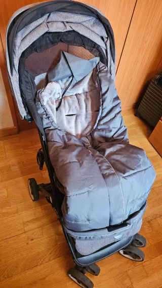 Cochecito de bebé con funda de frio y todo