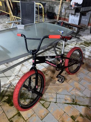 Bicicleta BMX Negra con detalles en rojo