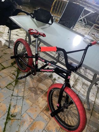 Bicicleta BMX Negra con detalles en rojo