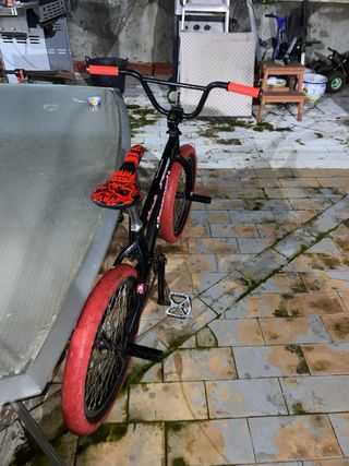Bicicleta BMX Negra con detalles en rojo