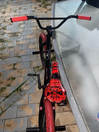 Bicicleta BMX Negra con detalles en rojo