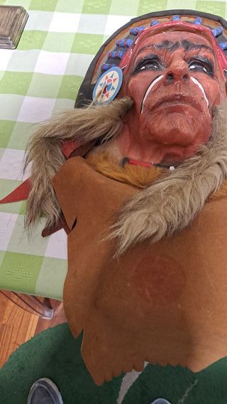 Maschera indiano con copricapo e pelliccia