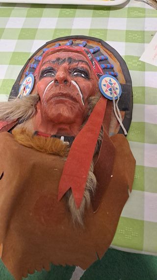 Maschera indiano con copricapo e pelliccia