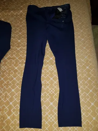 Traje azul con corbata y camisa