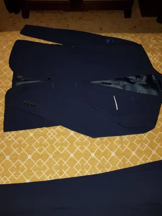 Traje azul con corbata y camisa