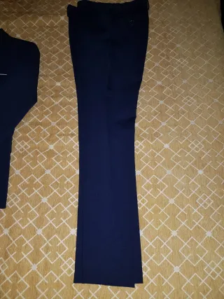Traje azul con corbata y camisa