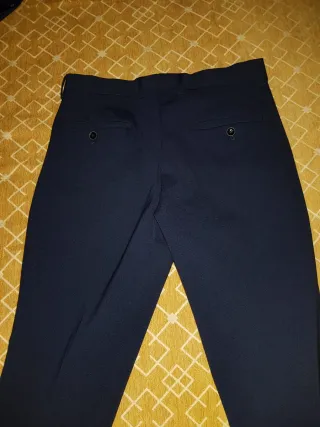 Traje azul con corbata y camisa