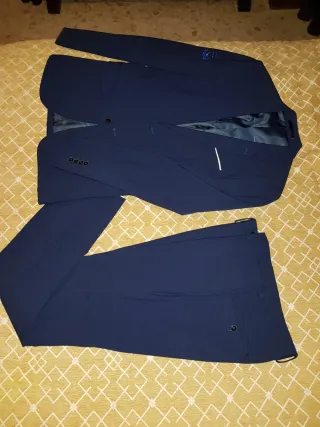 Traje azul con corbata y camisa