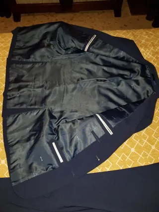 Traje azul con corbata y camisa